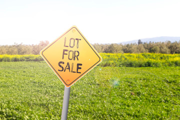 Obraz premium lot for sale on sign in landscape