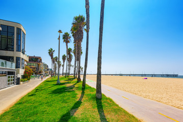 Obraz premium Famous Los Angeles Beach - Venice Beach with people.