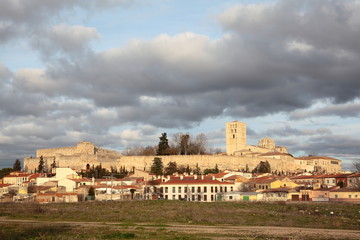 Fototapeta na wymiar View of Zamora with the Romanesque cathedral, Spain
