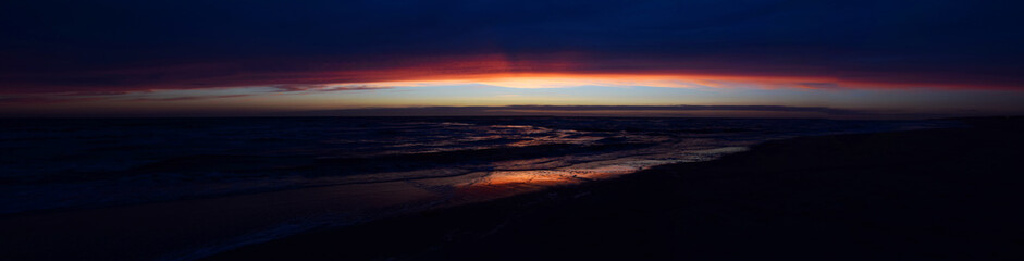 Fototapeta na wymiar Abend an der Küste von Julianadorp, Holland