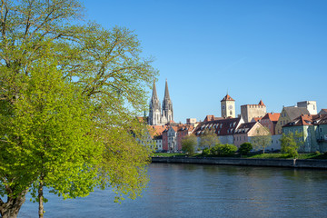 Obraz premium Die Skyline von Regensburg an der Donau