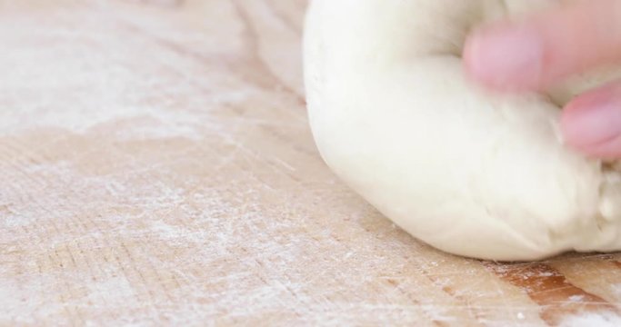 Pasta fatta in casa su un tagliere di legno con farina bianca e integrale.
