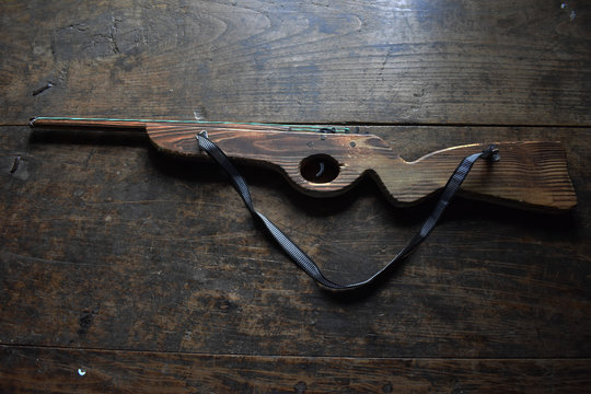 Pistola de madera para jugar los ni&ntilde;os, hecha a mano