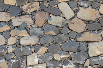 Obraz premium An old stone wall made from unevenly sized blocks Background of big old rocks