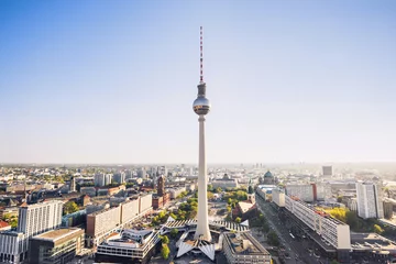 Fotobehang Luchtfoto van de skyline van Berlijn met de beroemde tv-toren op de Alexanderplatz in het centrum. Populaire reisbestemming en toeristische attractie, Duitsland © kite_rin