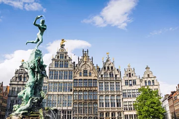 Gordijnen Brabo-monument op het Grote marktplein in Antwerpen, België. Mooie oude binnenstad van Antwerpen. Populaire reisbestemming en toeristische attractie © kite_rin