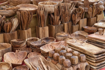 Spoons, forks, utensils and other kitchen utensils created in various types of wood.