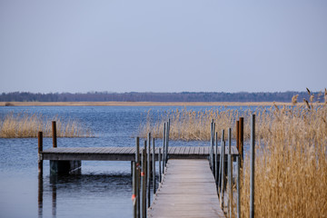 Naklejka premium drewniana deska ścieżka podnóża trampolina w jeziorze