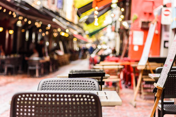 Obraz premium Hardware Lane in Melbourne, Australia is a popular tourist area filled with cafes and restaurants featuring al fresco dining.