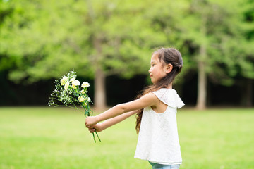 花束を差し出す女の子