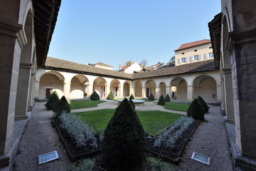 Fototapeta premium Cloître du couvent des Augustins, Crémieu, Isère, Auvergne-Rhône-Alpes, France 