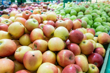 Red and green apple fruits in a supermarket