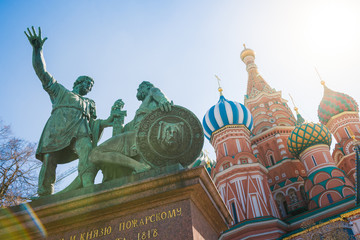 Fototapeta na wymiar Minin und- oscharski Denkmal vor der Basilius-Kathedrale auf dem Roten Platz in Moskau
