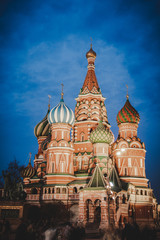 Fototapeta na wymiar Basilius Kathedrale in Moskau, Russland während der blauen Stunde