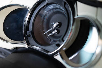 D&eacute;tail d'&eacute;l&eacute;ments carrosserie et moteur d'un v&eacute;hicule