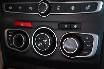 Détail d'éléments carrosserie et moteur d'un véhicule