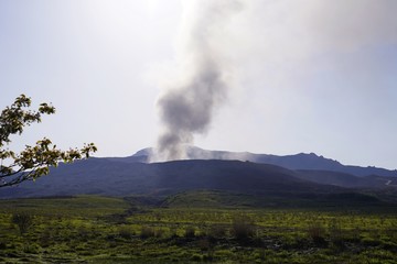煙を吐く阿蘇火山の風景