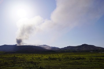 煙を吐く阿蘇火山の風景