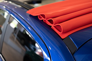 Détail d'éléments carrosserie et moteur d'un véhicule