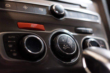 Détail d'éléments carrosserie et moteur d'un véhicule