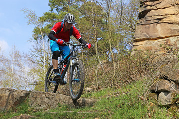 Fototapeta premium Mountainbiker in schwierigen Gelände