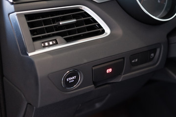 Détail d'éléments carrosserie et moteur d'un véhicule