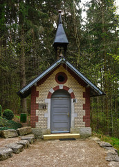 Fototapeta na wymiar Nothelferkapelle und Kreuzweg beim Dreifaltigkeitsberg, Schwäbische Alb
