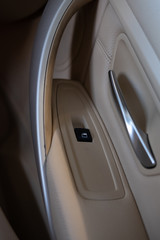 Détail d'éléments carrosserie et moteur d'un véhicule