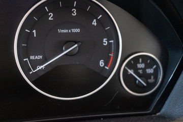 D&eacute;tail d'&eacute;l&eacute;ments carrosserie et moteur d'un v&eacute;hicule