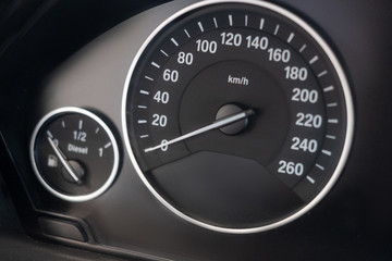 Détail d'éléments carrosserie et moteur d'un véhicule