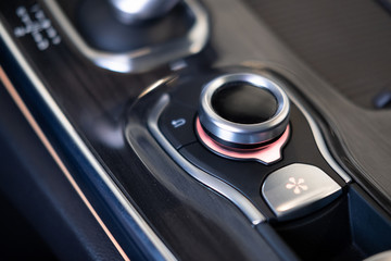 D&eacute;tail d'&eacute;l&eacute;ments carrosserie et moteur d'un v&eacute;hicule