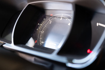 Détail d'éléments carrosserie et moteur d'un véhicule