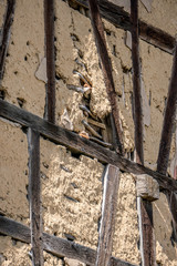 Gebäudeschäden an historischem Fachwerkhaus