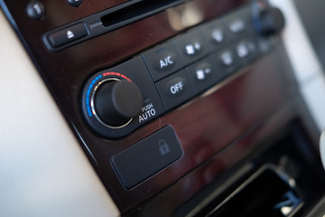 Détail d'éléments carrosserie et moteur d'un véhicule