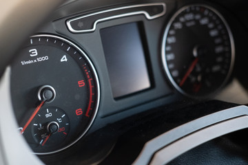 D&eacute;tail d'&eacute;l&eacute;ments carrosserie et moteur d'un v&eacute;hicule