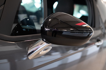 D&eacute;tail d'&eacute;l&eacute;ments carrosserie et moteur d'un v&eacute;hicule