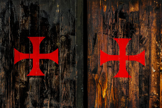 Rotes Kreuz auf Holzwnad