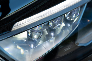 Détail d'éléments carrosserie et moteur d'un véhicule