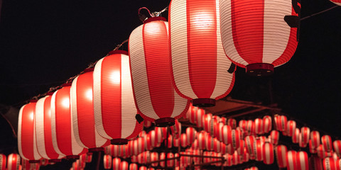 Japanese red festival lanterns at night　夏祭りの提灯 © wooooooojpn