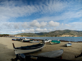 Fototapeta na wymiar Tausenden Bilder von ein und der selben Stelle und jedes mal anders, der Strand von Marian di Campo mit seinen Fischerbooten