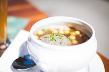 Leckere Leberknödelsuppe auf einer Berghütte in den Alpen