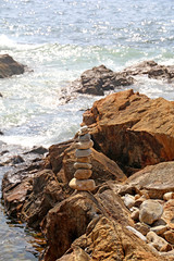Fototapeta na wymiar Pyramid of pebbles on the ocean