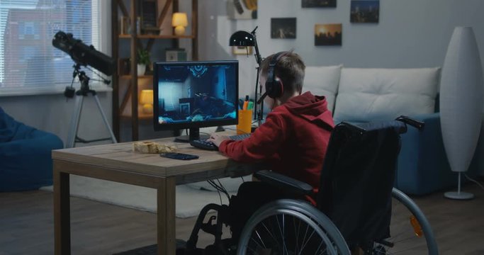 A young disable gamer