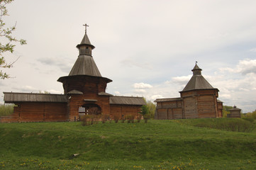 Fototapeta na wymiar Russian wooden architecture in Kolomenskoye Park in Moscow old fortress gate and tower