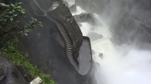 mirador pailon del diablo ba&ntilde;os