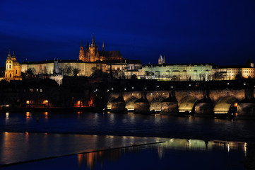 Fototapeta na wymiar La nuit de Prague