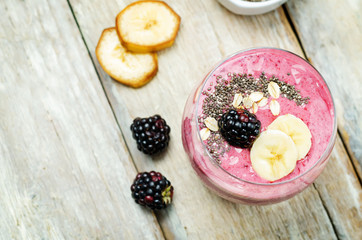Obraz na płótnie Canvas Blackberry oats banana smoothie on a wood background