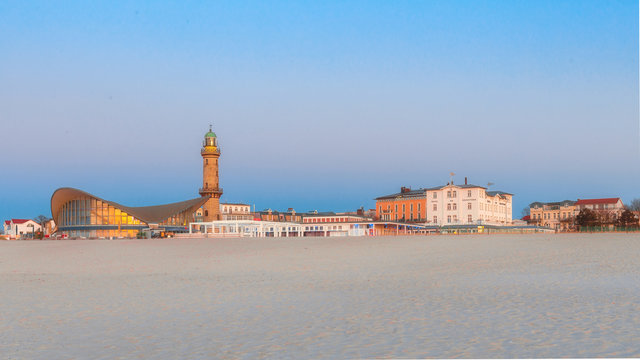Teepott und Alter Leuchtturm Rostock-Warnem&uuml;nde