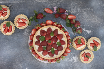 Obraz na płótnie Canvas Cake with sliced strawberries