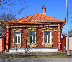 Obraz premium Wooden house with a decorative facade in Kolomna. Russia, Kolomna, April 2019.